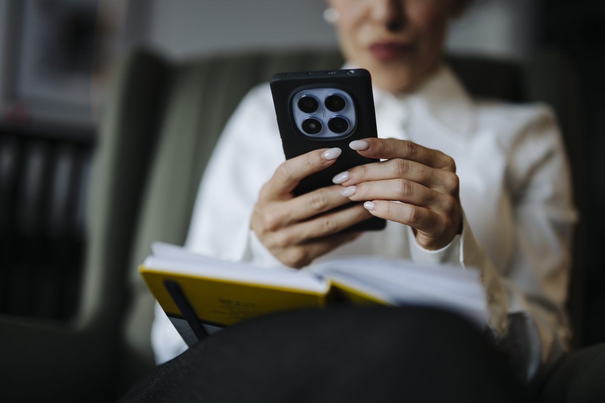 Pessoa compartilhando um link de pesquisa pelo celular
